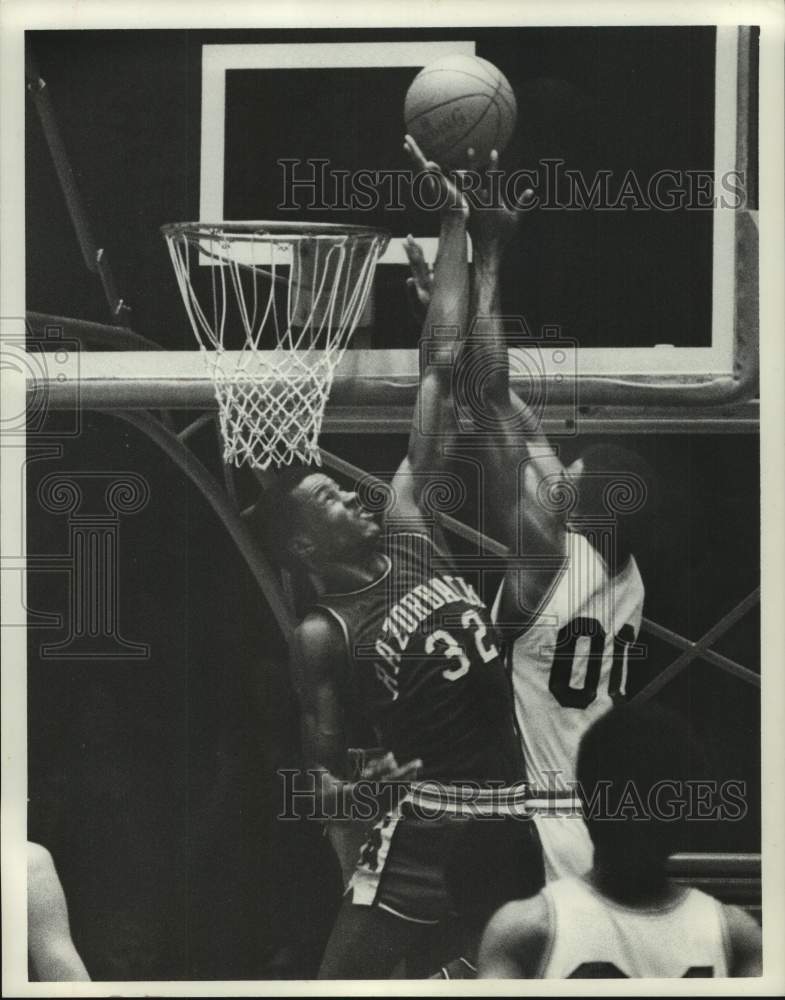 1974 Press Photo Houston basketball player Cecil Rose battles #32 for rebound - Historic Images