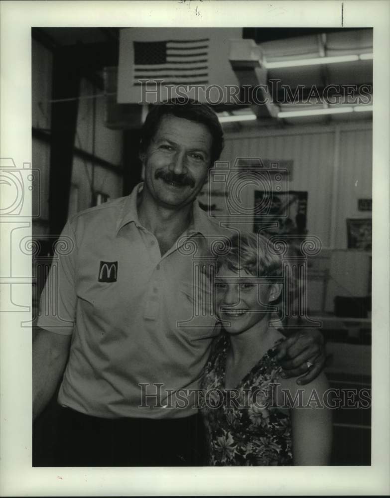 1988 Press Photo Coach Bela Karolyi and gymnast Kristie Phillips at Houston club - Historic Images