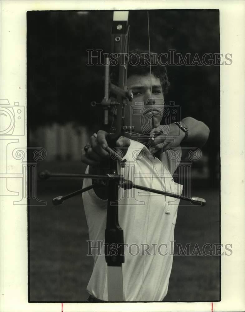 1988 Press Photo Archer Jamie Loesch of Strake Jesuit College Preparatory - Historic Images