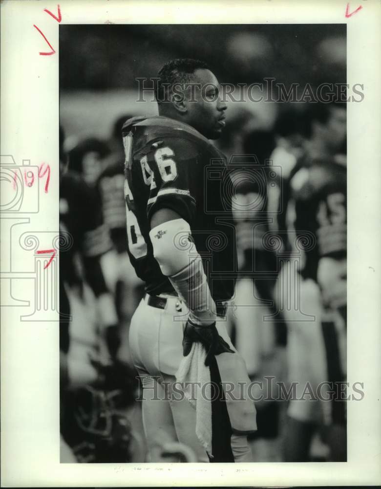 1989 Press Photo University of Houston linebacker Lamar Lathon on the sideline. - Historic Images