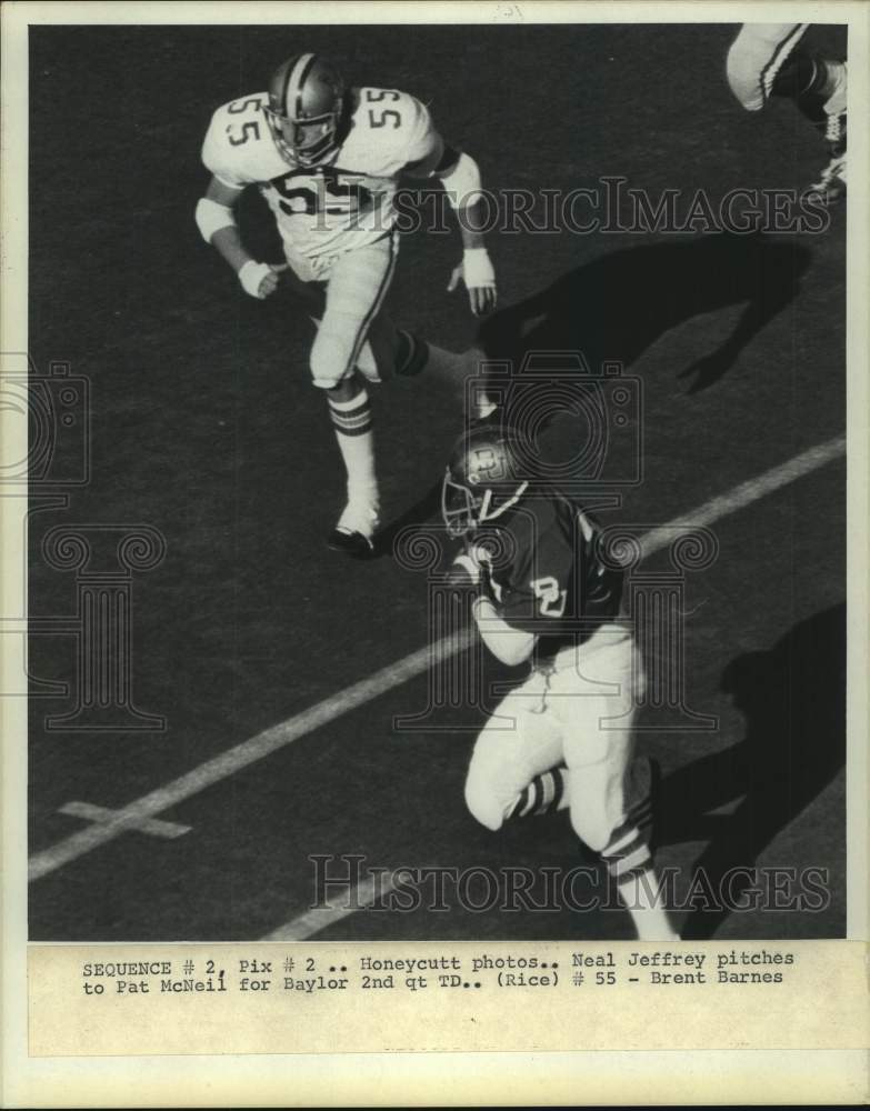 1974 Press Photo Baylor&#39;s Pat McNeil takes pitch, eludes Rice&#39;s Brent Barnes.- Historic Images