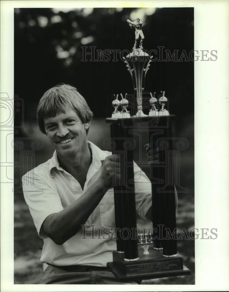 1989 Press Photo Golfer Jim Matthews with Charles Washington Tournament trophy- Historic Images