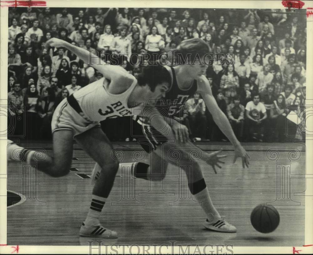 1975 Press Photo Rice University Basketball Player Tim Moriarty goes for ball- Historic Images