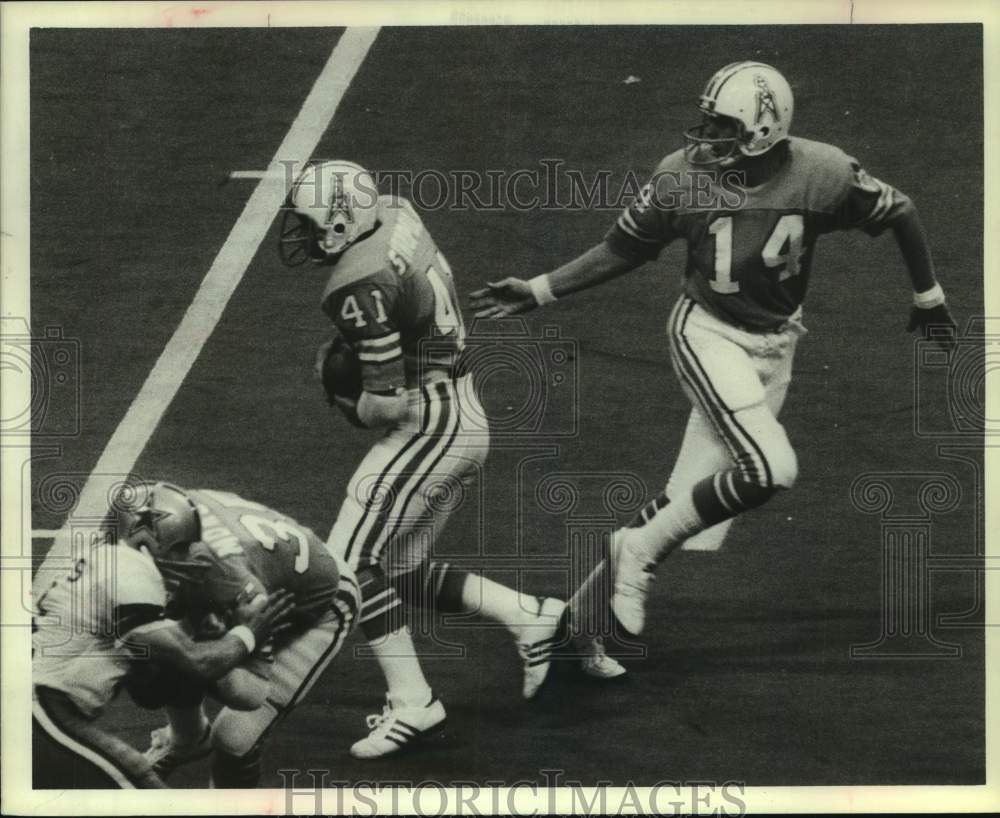 1980 Press Photo Oilers' quarterback hands ball off to running back. - hcs21167 - Historic Images