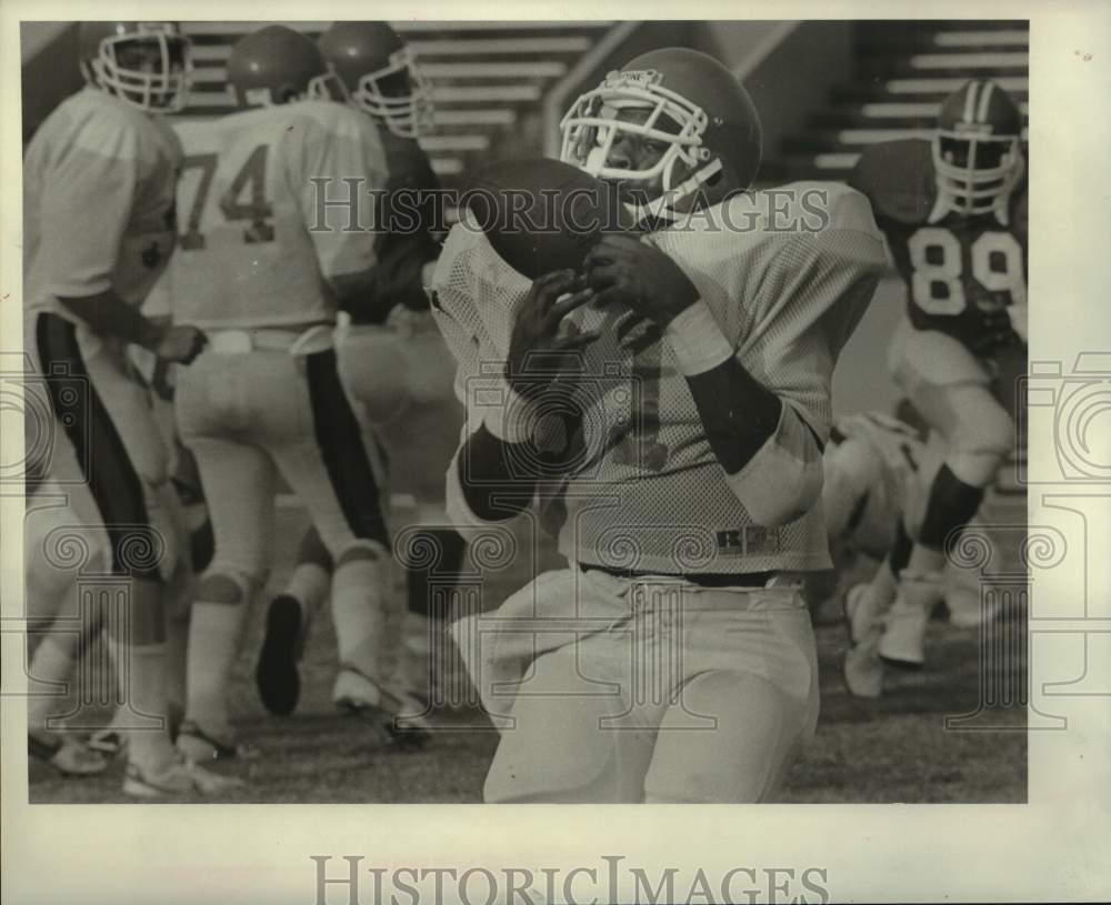 1984 Press Photo Houston&#39;s Willie Lawson catches pass in preseason scrimmage. - Historic Images