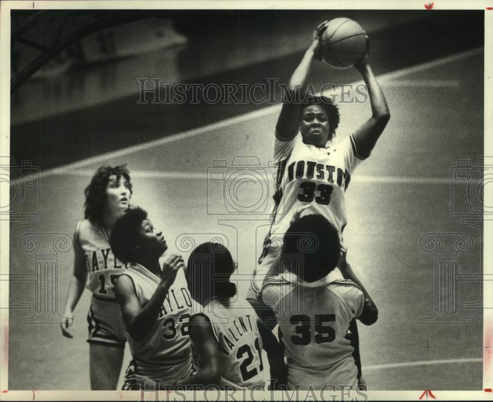 1981 Press Photo Houston&#39;s Michelle Latimore snares a rebound in Baylor game - Historic Images