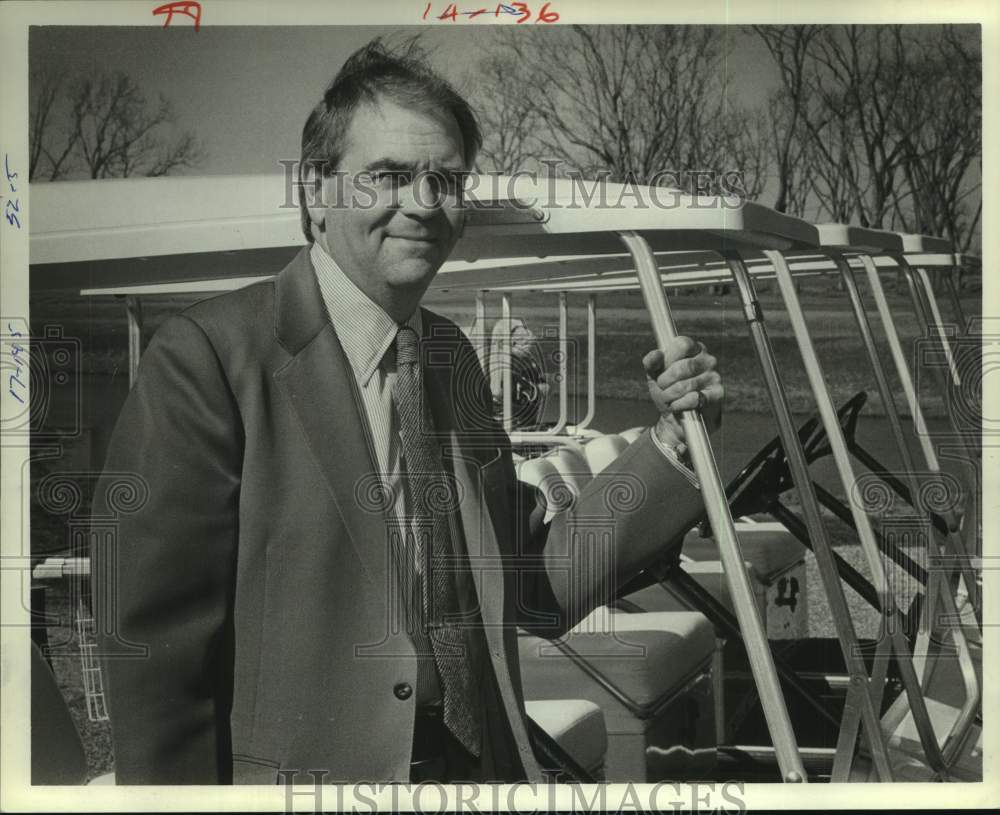 1983 Press Photo US Golf Association official John D Laupheimer next to carts - Historic Images