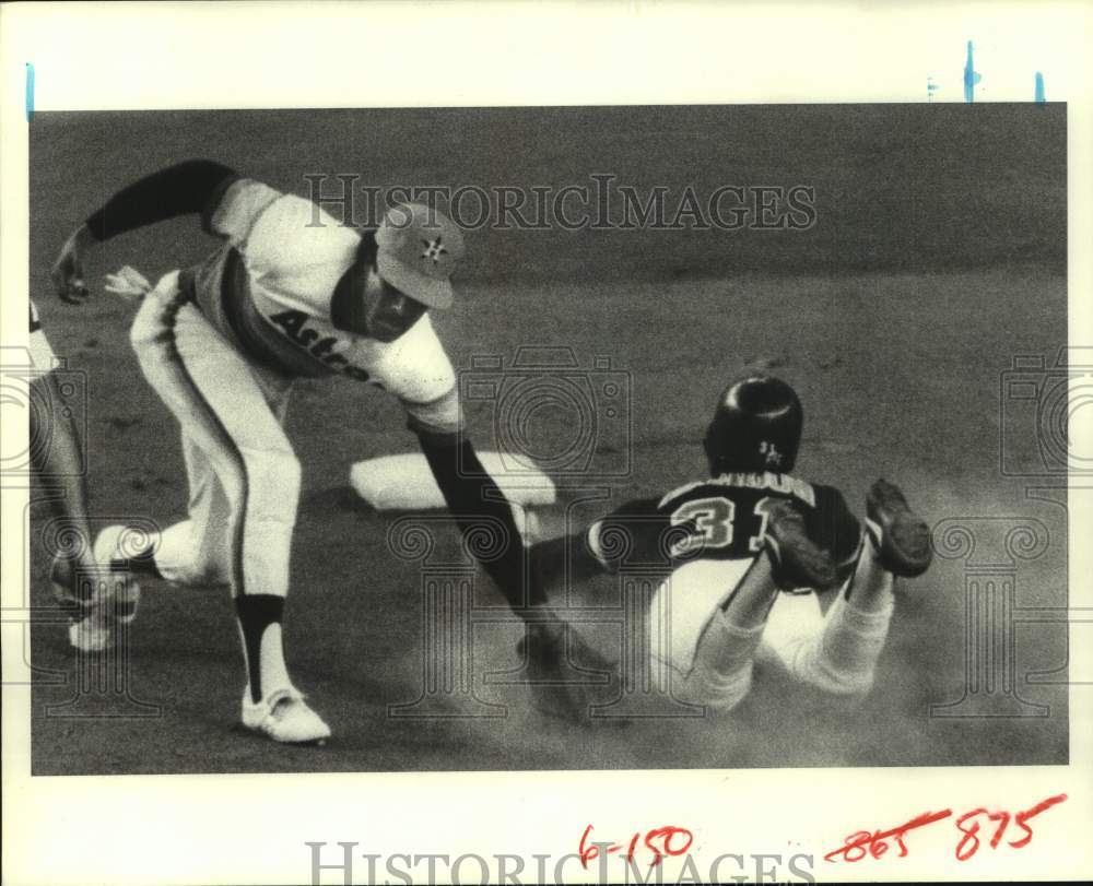 1980 Press Photo Giants Larry Herndon gets 2nd; Astro Rafael Landestoy tries tag - Historic Images