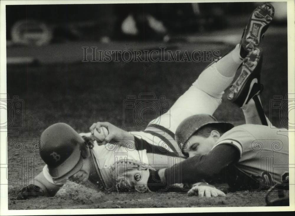 1987 Press Photo Rice catcher Ricky Strebeck tags Baylor&#39;s Todd Hawkins out. - Historic Images