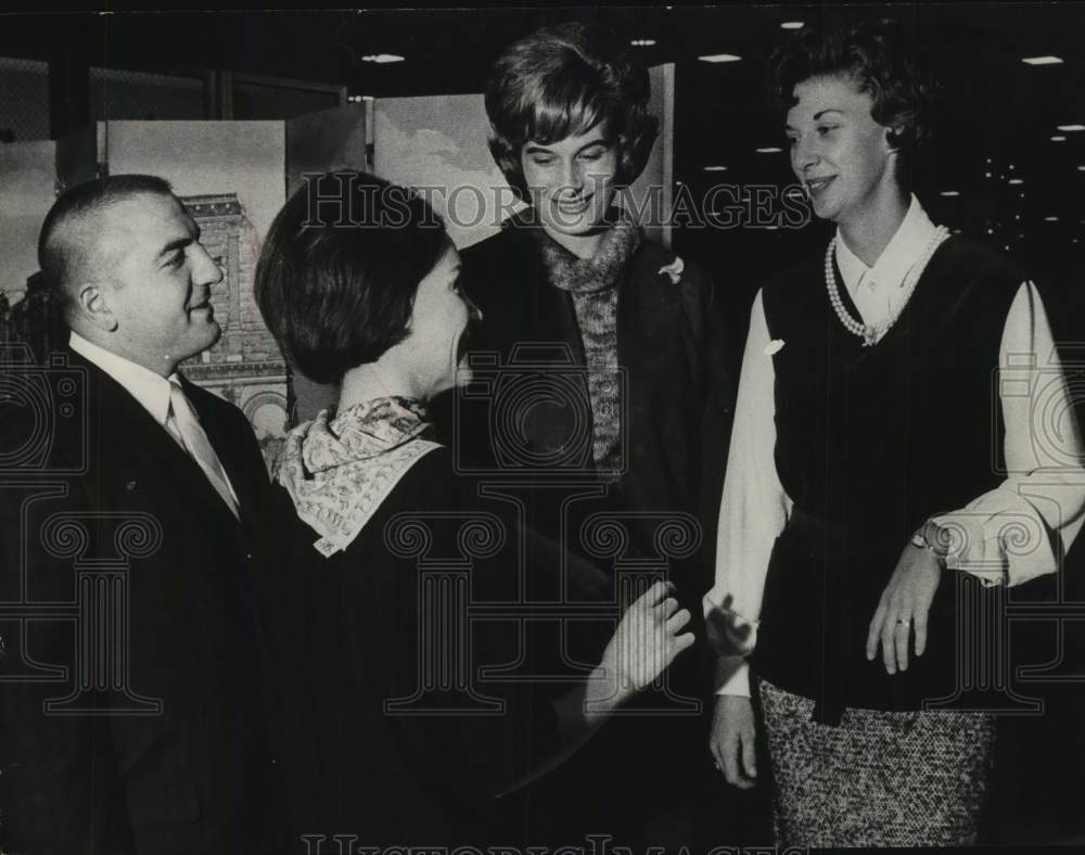 1963 Press Photo Oilers&#39; Bob Talamini and Oilers&#39; wives during fashion show.- Historic Images