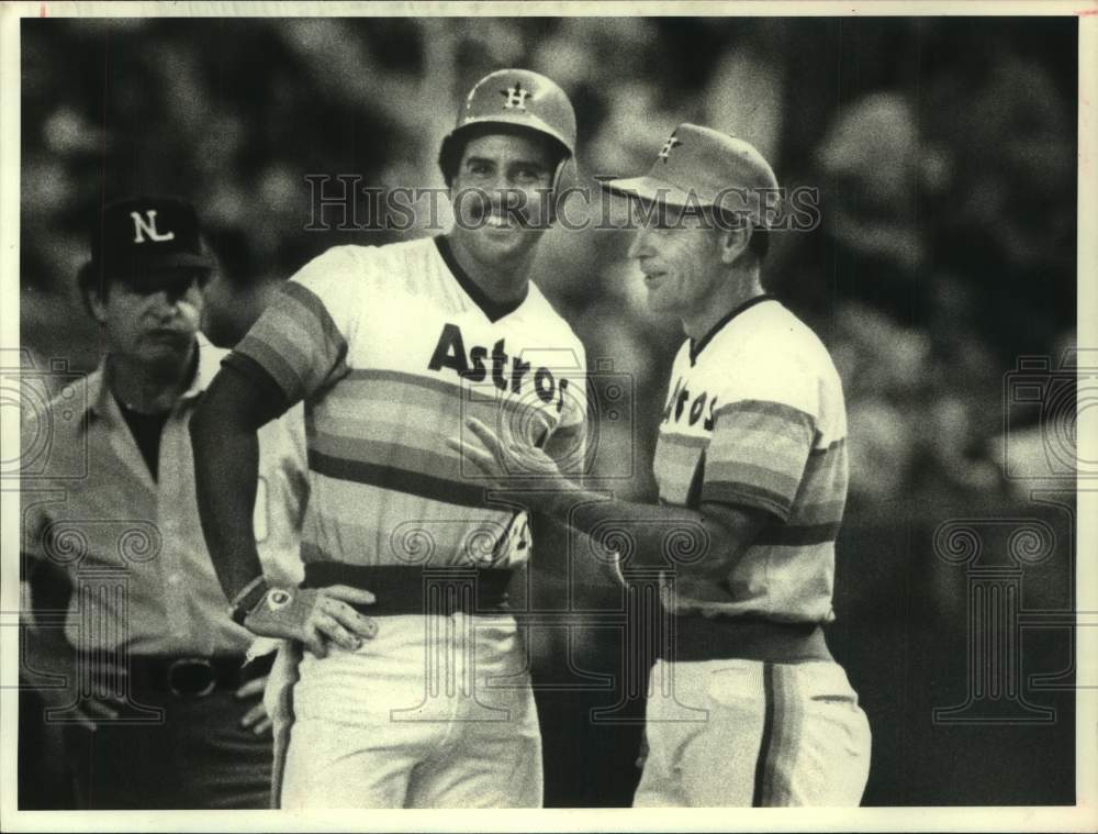 1980 Press Photo Astros&#39; Luis Pujols talks with Bob Lillis at first base.- Historic Images