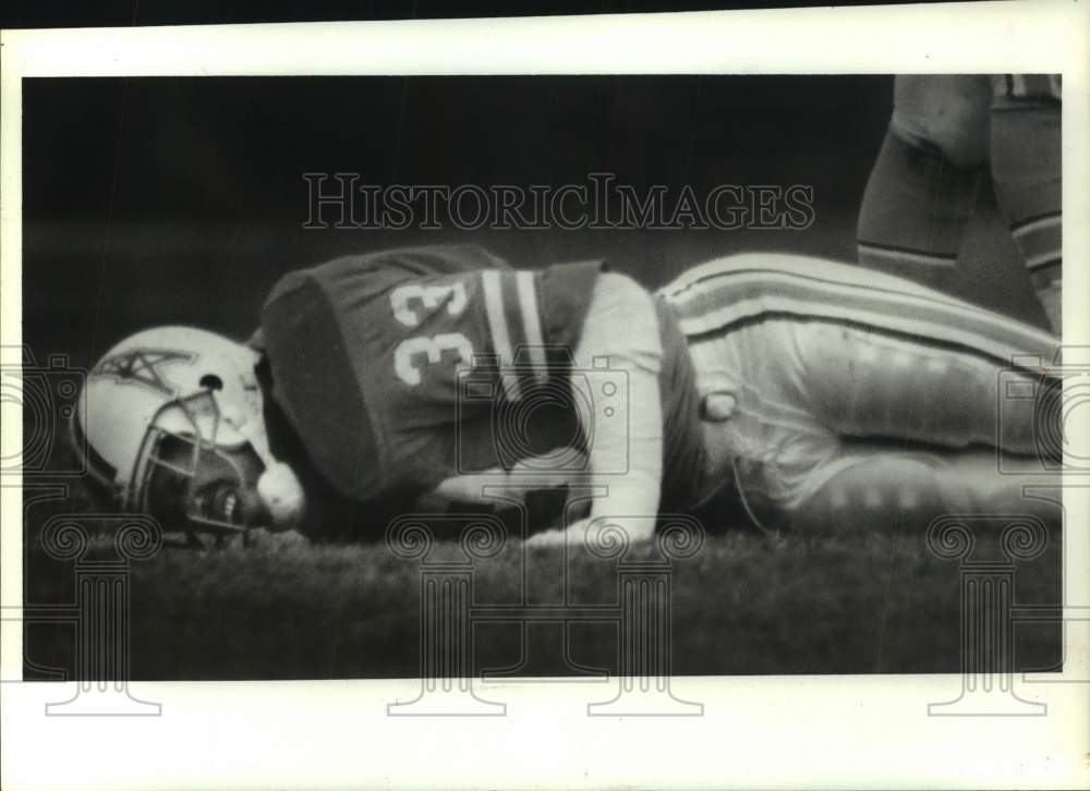 1986 Press Photo Houston Oilers&#39; Mike Rozier injures knee during game vs. Browns - Historic Images