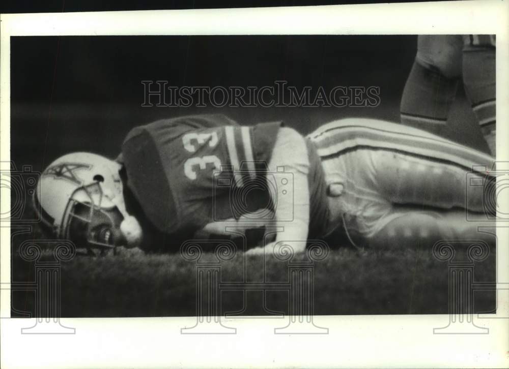 1986 Press Photo Houston Oilers' Mike Rozier injures knee during game vs. Browns - Historic Images