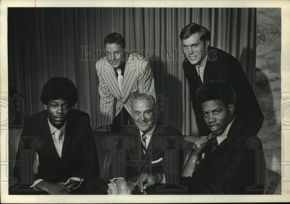 1971 Press Photo Major League baseball player Craig Reynolds poses with peers- Historic Images