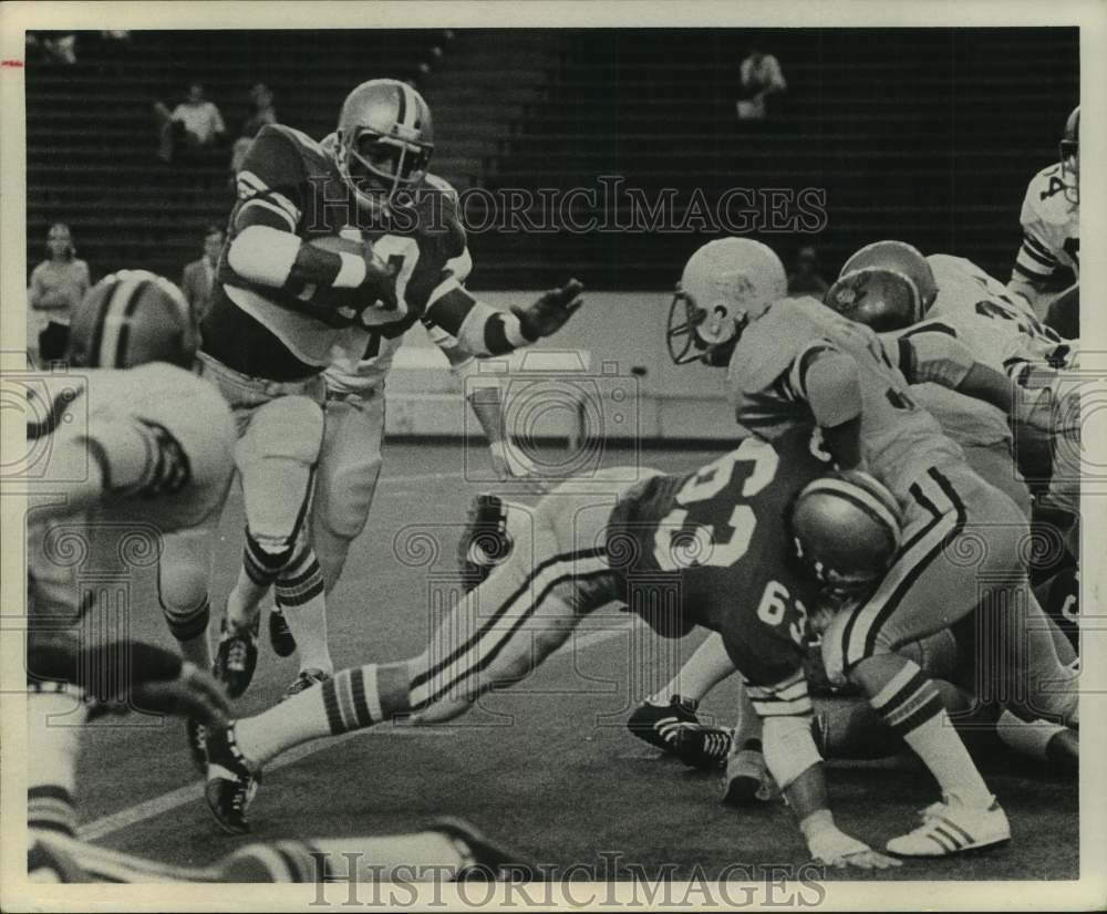 1974 Press Photo Rice University Owl James Liska moves the ball downfield - Historic Images