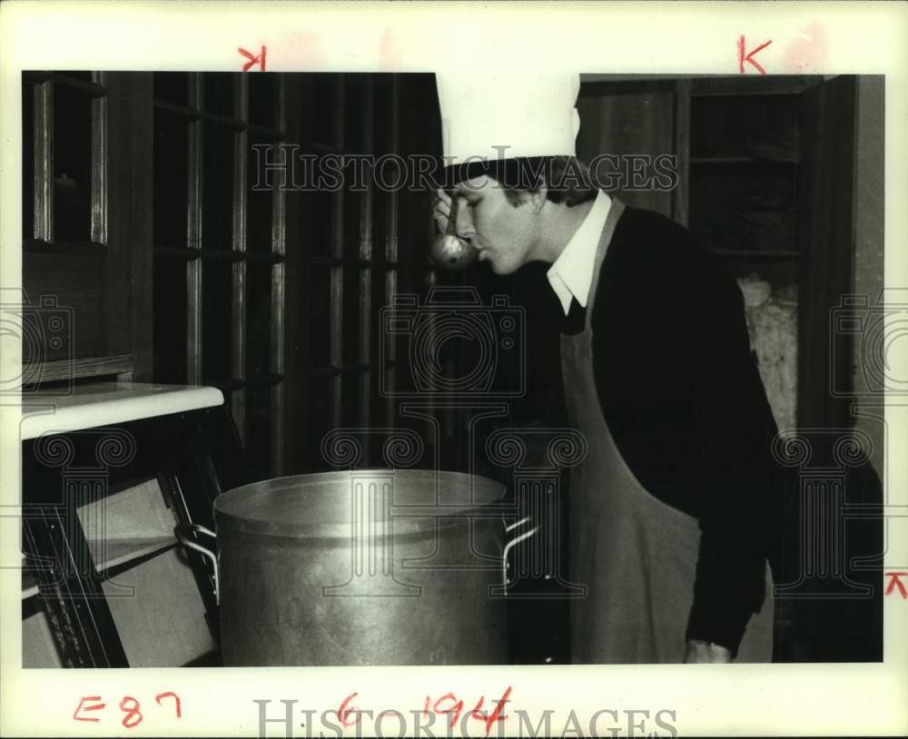 1983 Press Photo Houston Oilers quarterback Gifford Nielsen in the kitchen- Historic Images