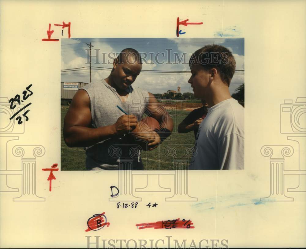 1988 Press Photo Texas A&M Aggie Sammy O'Brient relishes his time in the sun - Historic Images