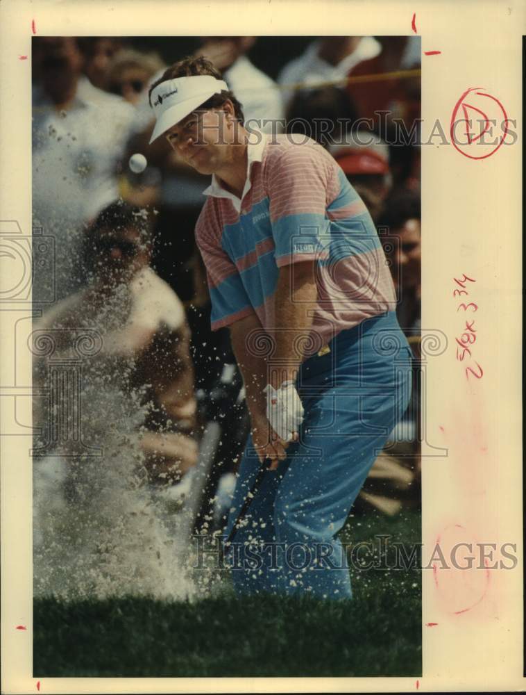 1989 Press Photo IIAO winner, Golfer Mike Sullivan blasts out of the sand on 18- Historic Images