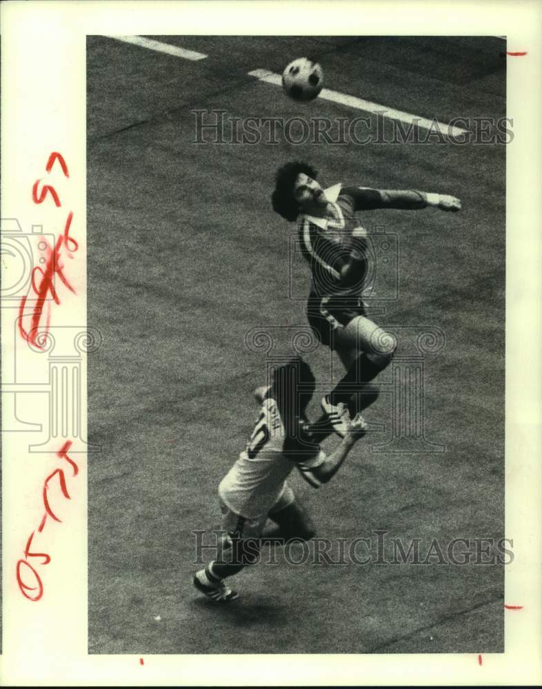 1979 Press Photo Summit John Stremlau heads the ball before Stallion Stan Karasi - Historic Images