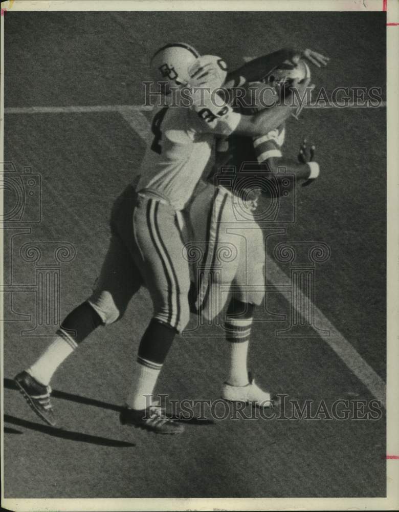 1971 Press Photo Baylor Univ player grabs Rice's Mike Taylor, the ball carrier - Historic Images