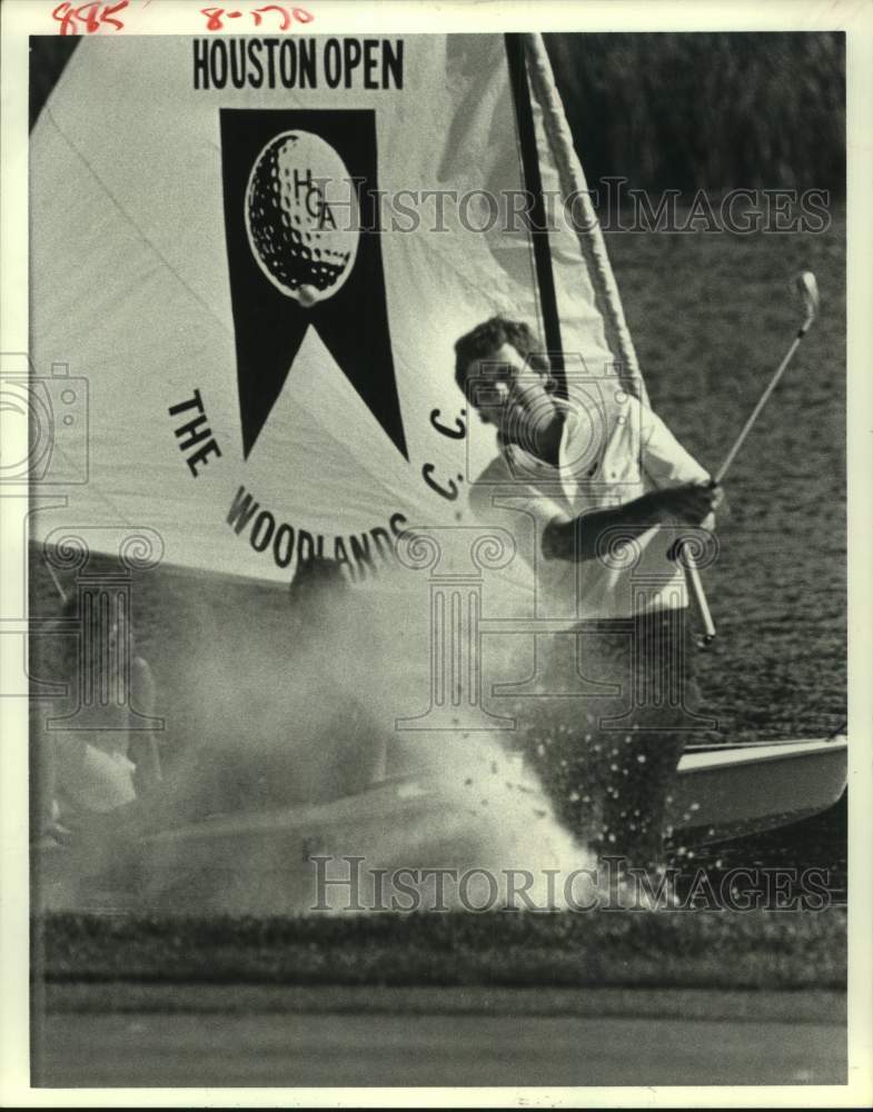 1980 Press Photo Golfer Curtis Strange chips out of sand trap on #18 - hcs21668 - Historic Images