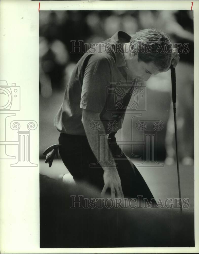 1988 Press Photo Golfer Curtis Strange misses putt on 17 but aces putt on 18- Historic Images