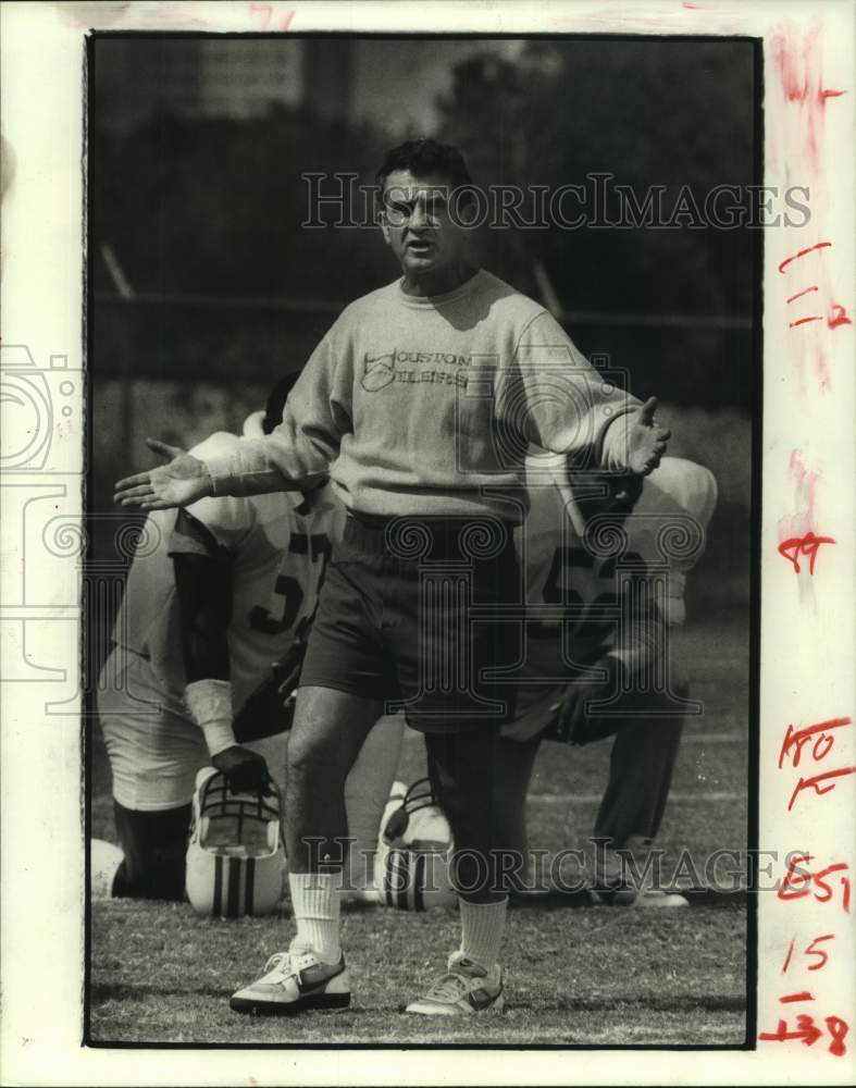 1983 Press Photo Interim Oilers Chuck Studley talks to team his first day - Historic Images