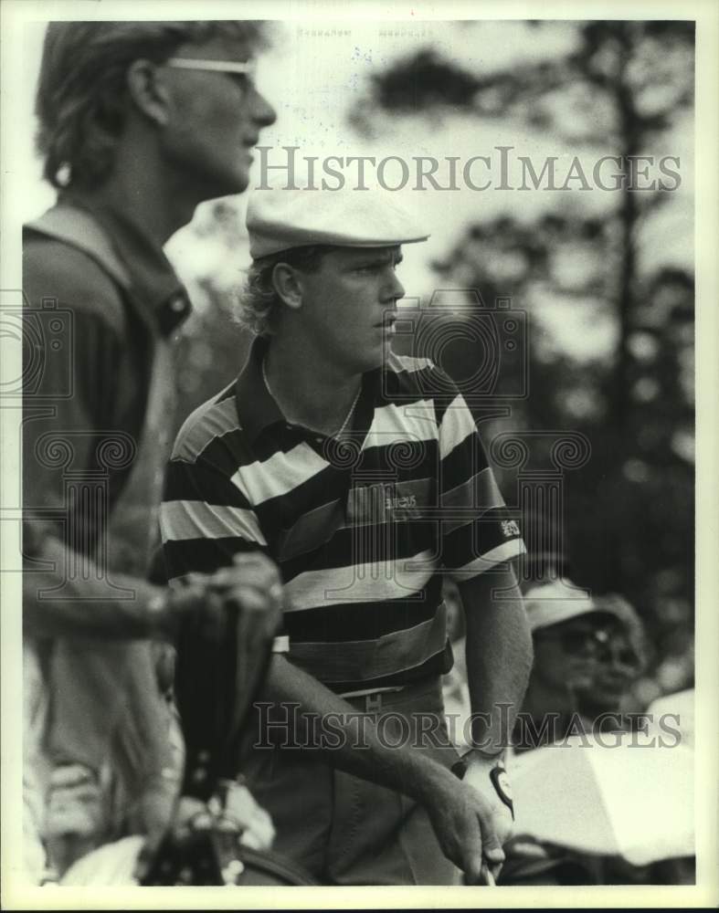 1985 Press Photo Golfer Payne Stewart watches ball after putting on #10 - Historic Images