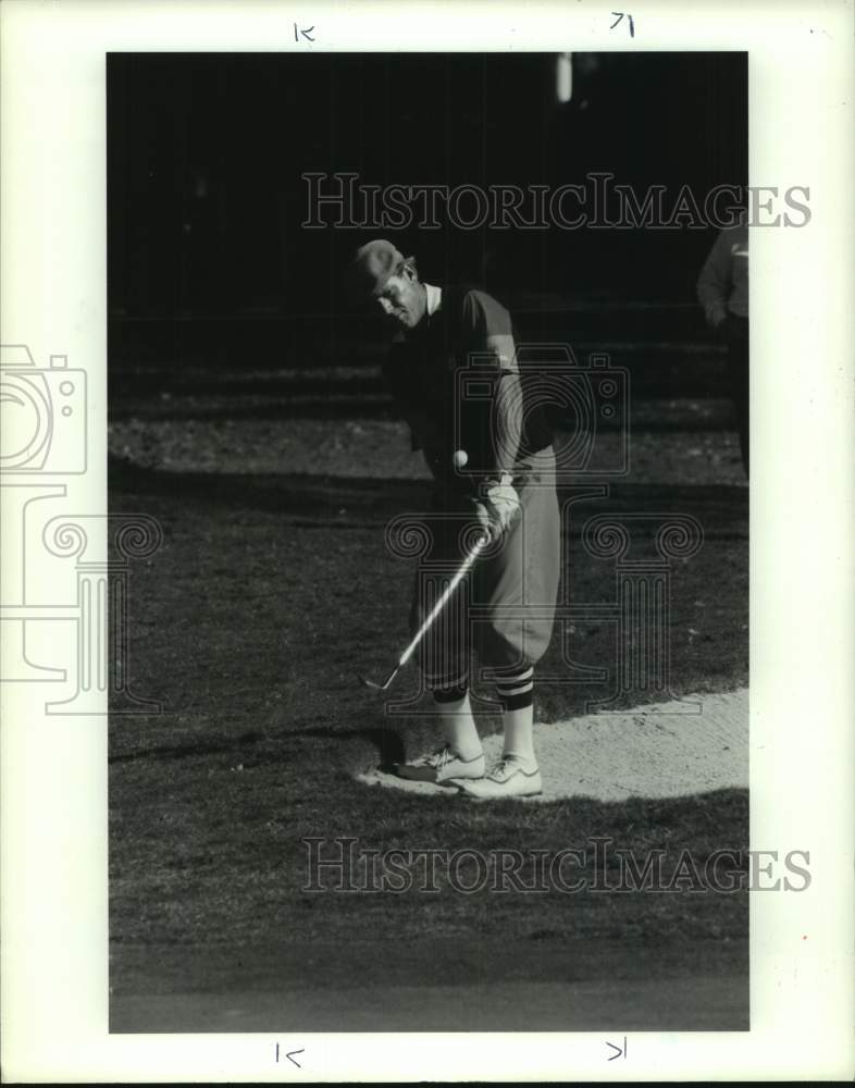 1990 Press Photo Golfer Payne Stewart chips out for birdie during pro-am play - Historic Images