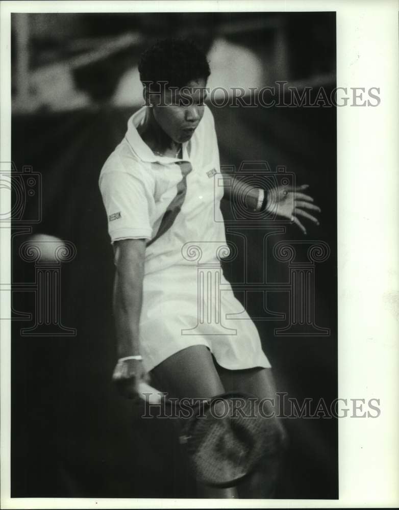 1989 Press Photo Tennis pro Lori McNeil reaches for a return during Monday&#39;s win- Historic Images