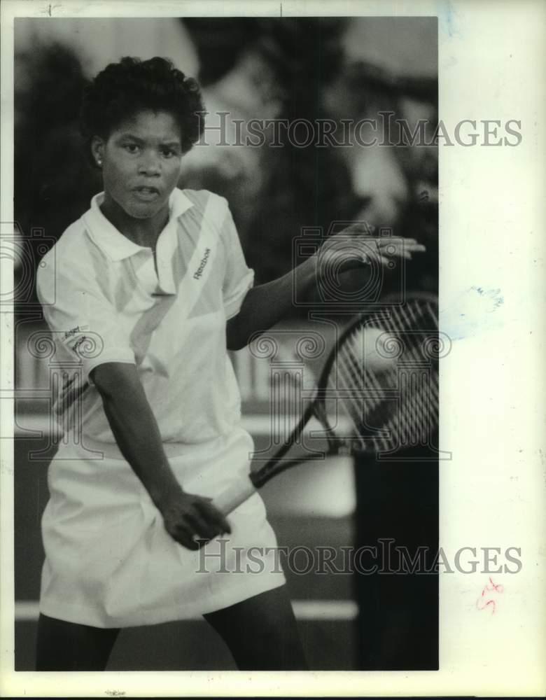 1988 Press Photo Tennis pro Lori McNeil of Houston returns backhand shot - Historic Images