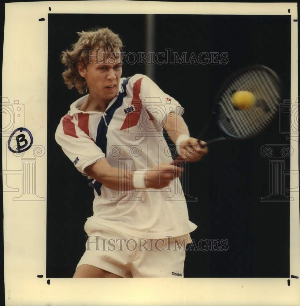 1988 Press Photo Sweden tennis player Jonas Svensson returns shot in match - Historic Images