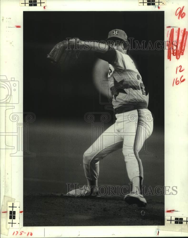 1982 Press Photo Houston Astros baseball pitcher Don Sutton winds up to throw - Historic Images