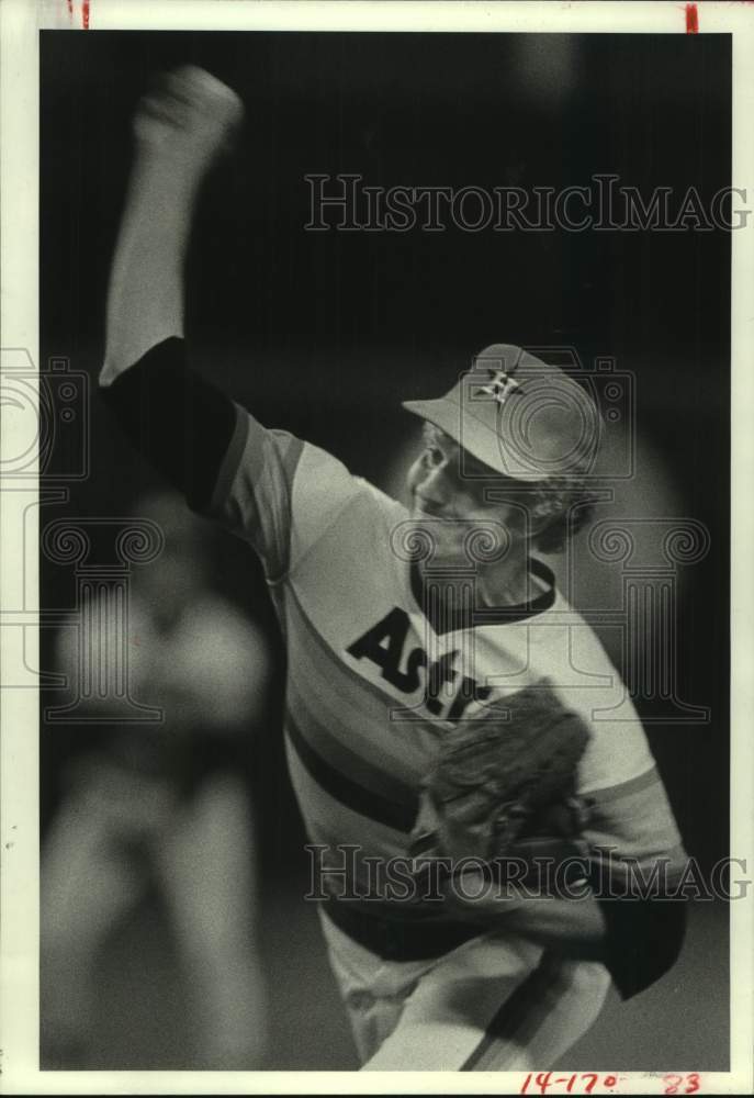 1982 Press Photo Houston Astros baseball pitcher Don Sutton uncorks a pitch - Historic Images