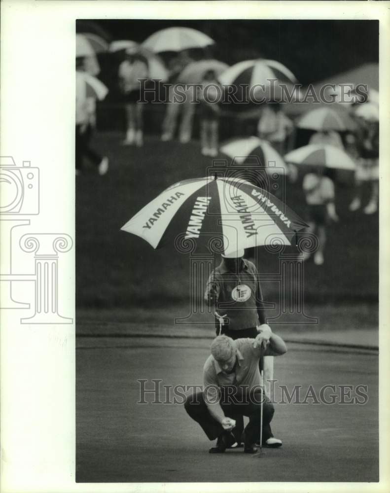 1988 Press Photo Golfer Hal Sutton, tourney co-leader, gets umbrella protection - Historic Images