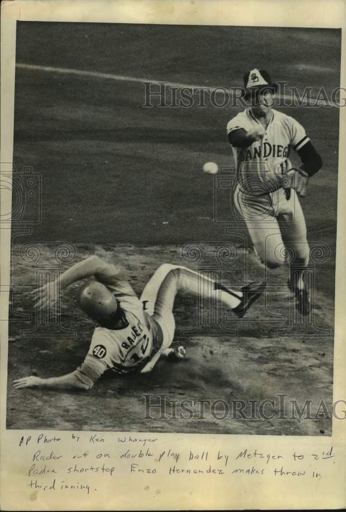 1975 Press Photo Astro Doug Rader at 2nd as Padre Enzo Hernandez throws to 1st - Historic Images