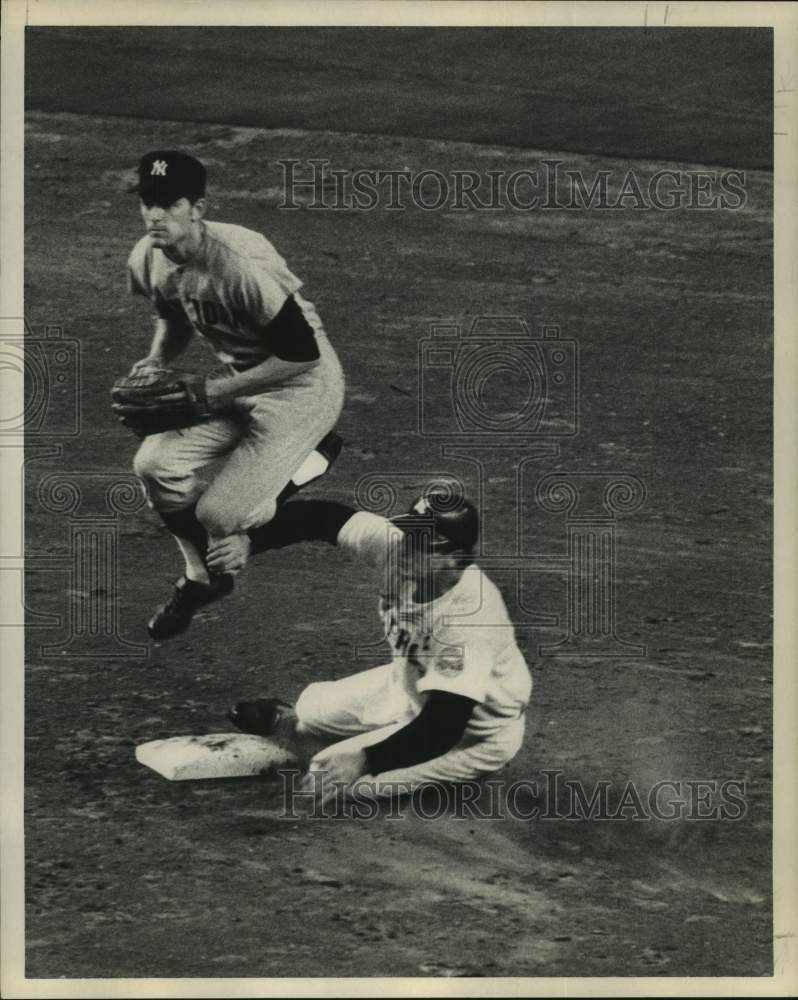 1971 Press Photo Astros Doug Rader out at 2nd on play by Yankees Horace Clarke - Historic Images