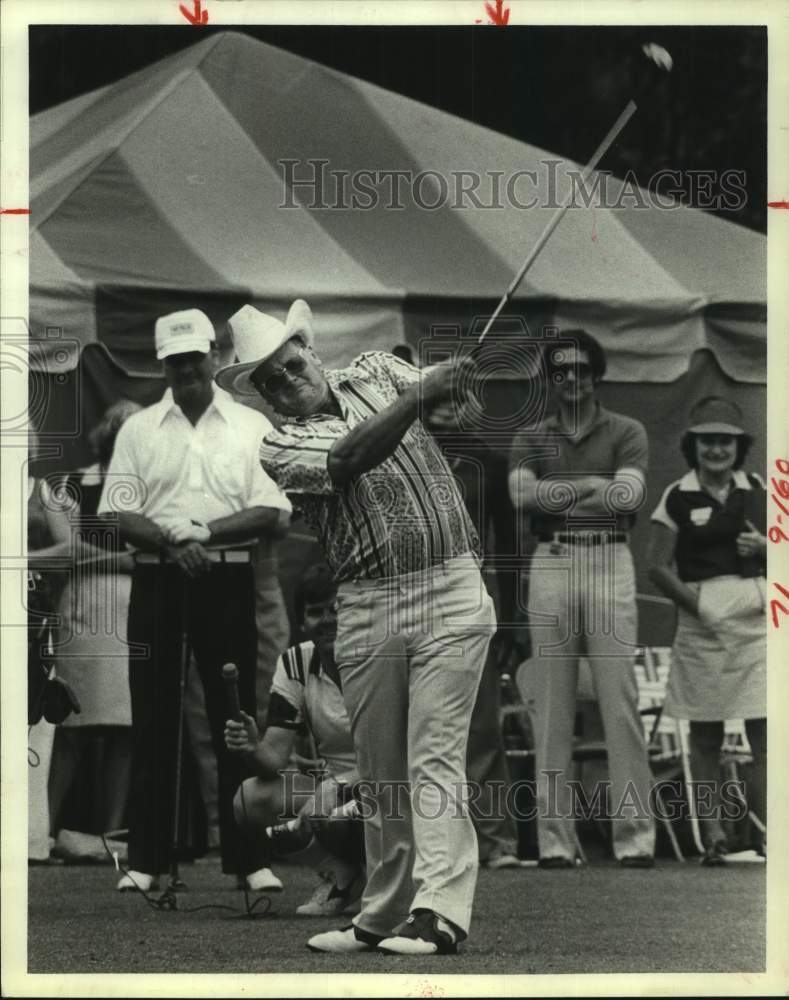 1983 Press Photo Ex-Oilers coach Bum Phillips tees off at first hole - hcs21872 - Historic Images