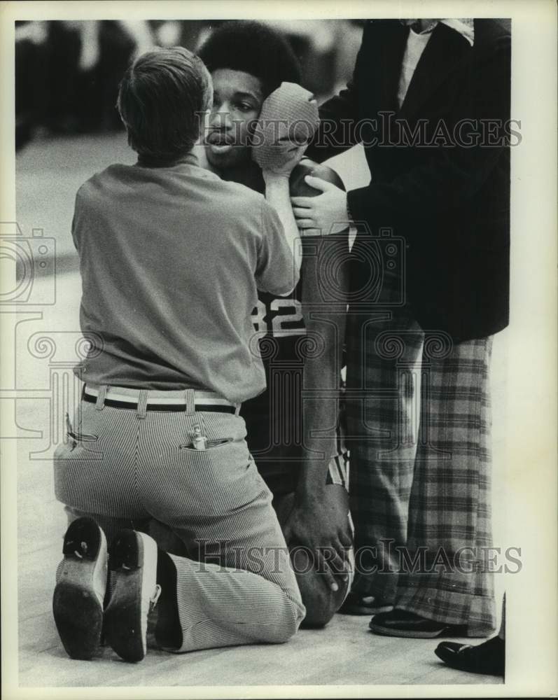 1983 Press Photo SMU college basketball player Ira Terrell with trainer- Historic Images