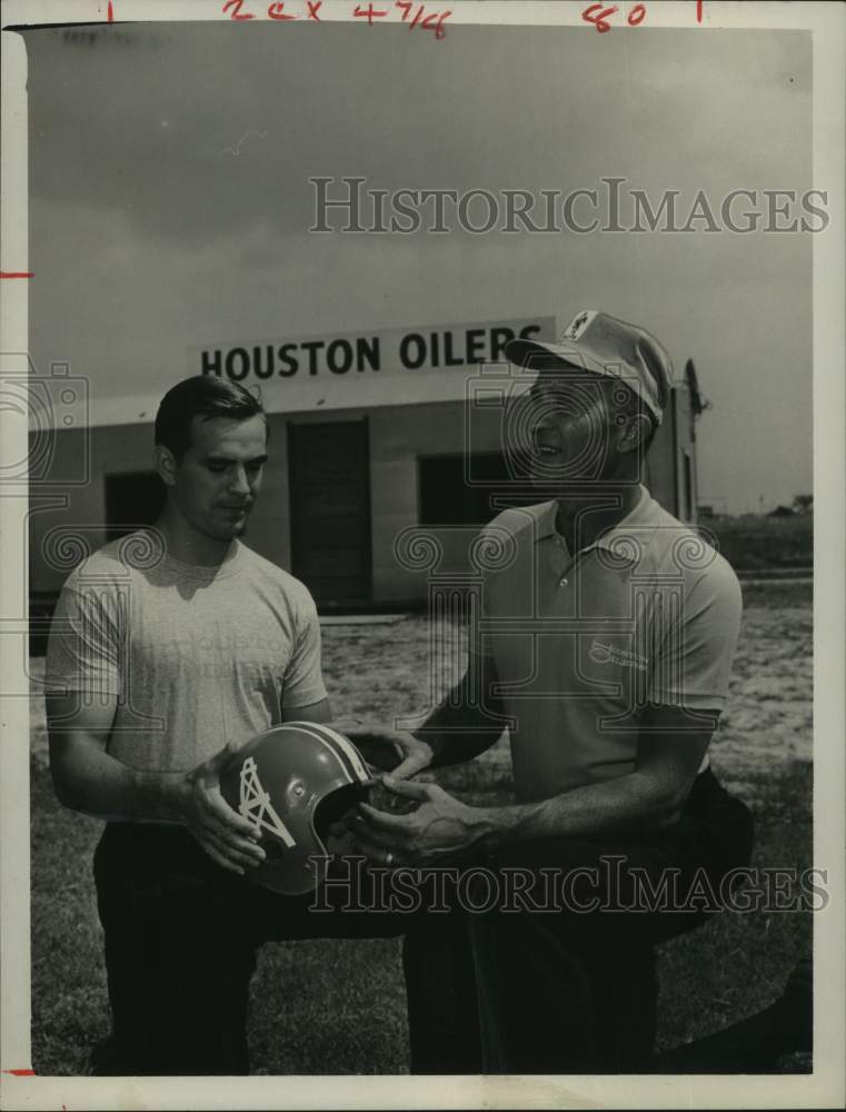 1966 Press Photo Oiler Bones Taylor & DB Tony Banfield before POA picnic - Historic Images