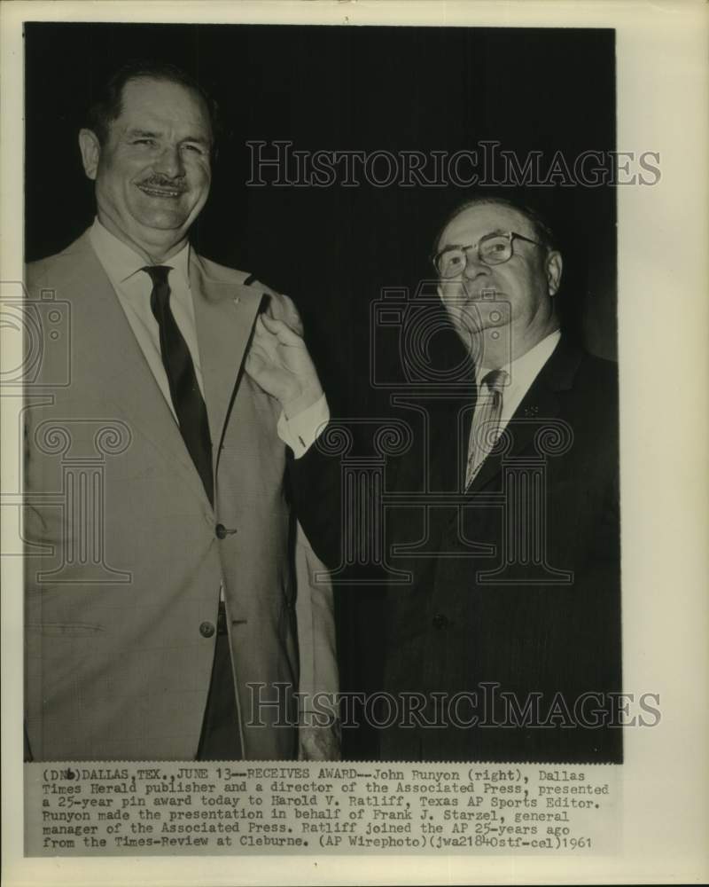 1961 Press Photo Texas AP sports editor Harold Ratliff and John Runyon- Historic Images