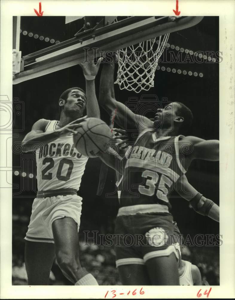 1983 Press Photo Houston Rockets and Cleveland Cavaliers play NBA basektball - Historic Images