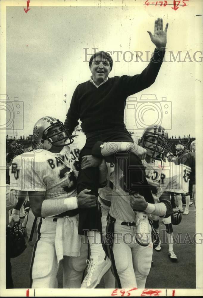 1980 Press Photo Baylor football Grant Teaff and players celebrate a win- Historic Images