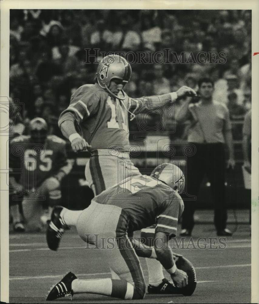 1970 Press Photo Houston Oilers football kicker Mark Mosely kicks a field goal - Historic Images