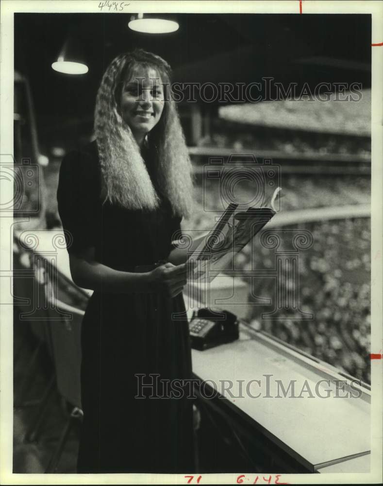 1984 Press Photo Linda Moriarty watches husband at Houston Oilers football game- Historic Images