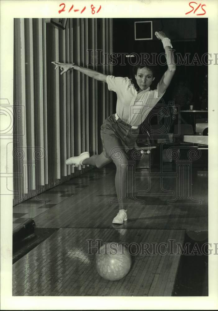 1984 Press Photo Bowler Dana Miller in action - hcs22056- Historic Images