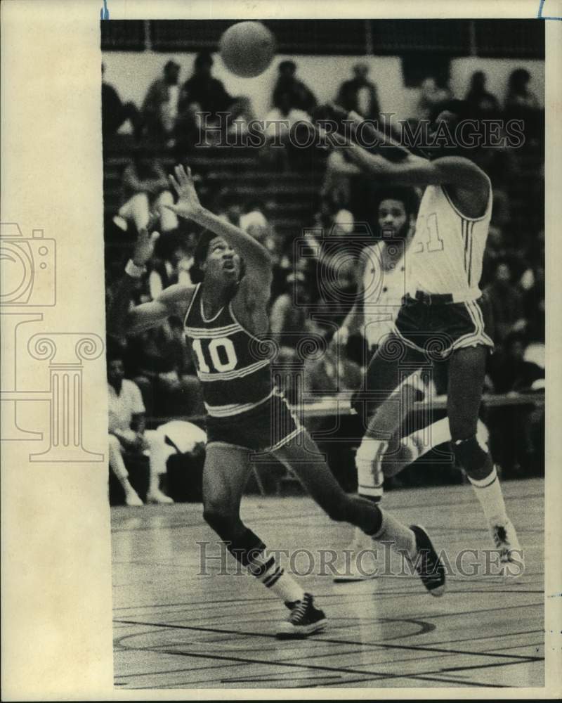 Press Photo Texas Southern basketball's guard goes up for a rebound - hcs22099 - Historic Images