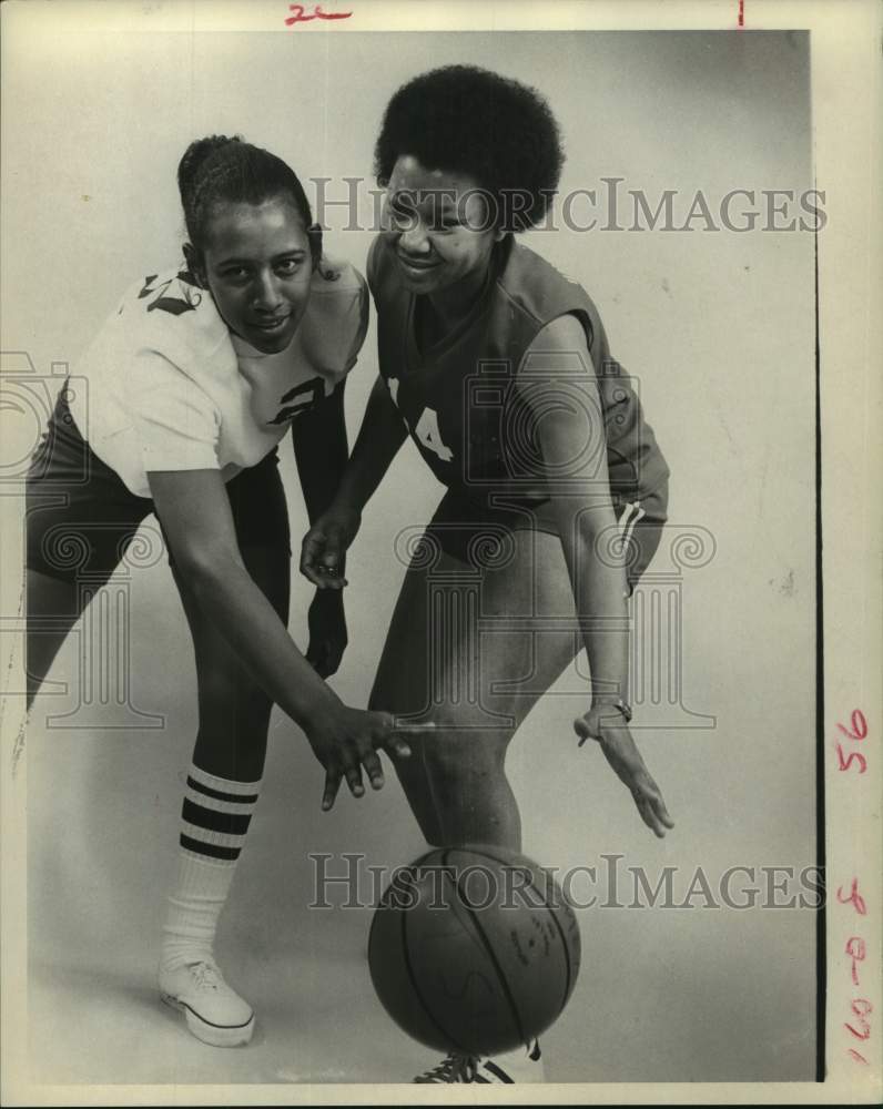 1973 Press Photo Texas Southern women&#39;s basketball players prepare for game - Historic Images