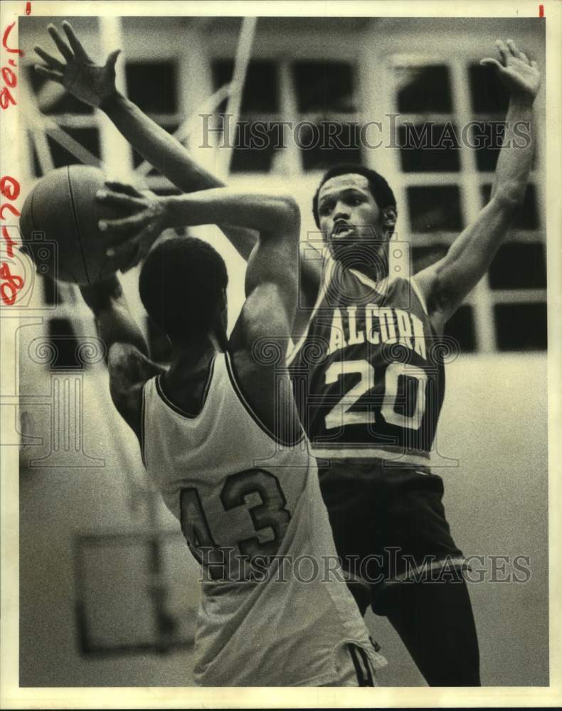 1981 Press Photo Alcorn&#39;s Gilbert Thompson blocks Texas Southern&#39;s Harry Kelly- Historic Images