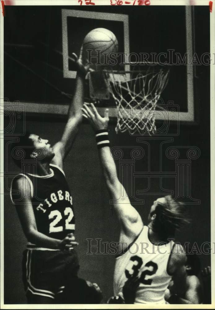 1980 Press Photo TSU&#39;s Patrick Johnson blocks HBU&#39;s Randy Martell from the net - Historic Images